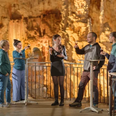 Dégustation de vin souterraine, au Grand Site de l'Aven d'Orgnac