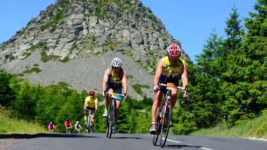 Course cycliste de l'Ardéchoise passant devant le Mont Gerbier de Jonc, en été