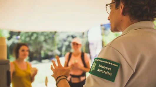 Sensibilisation sur la protection de la nature, lors de l'arrivée au Bivouac dans les Gorges de l'Ardèche