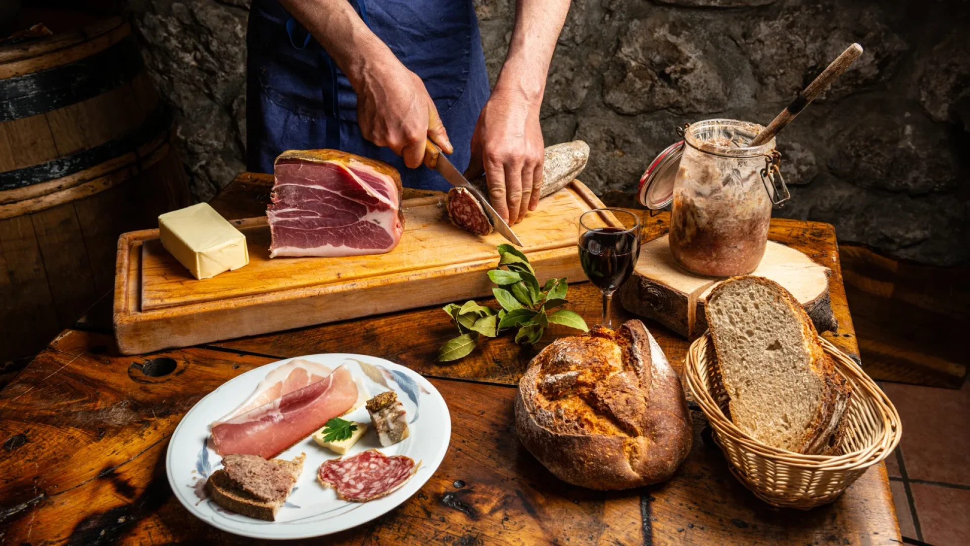 Produits du terroir avec vin et charcuterie à l'Auberge de Chanéac