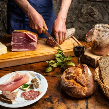 Produits du terroir avec vin et charcuterie à l'Auberge de Chanéac