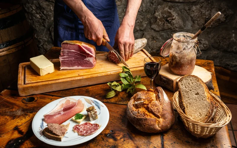 Produits du terroir avec vin et charcuterie à l'Auberge de Chanéac