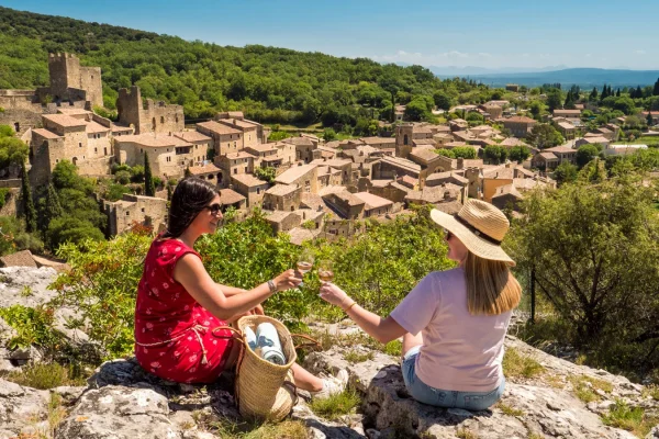 Dégustation de vin au dessus du village de caractère de Saint-Montan, en été
