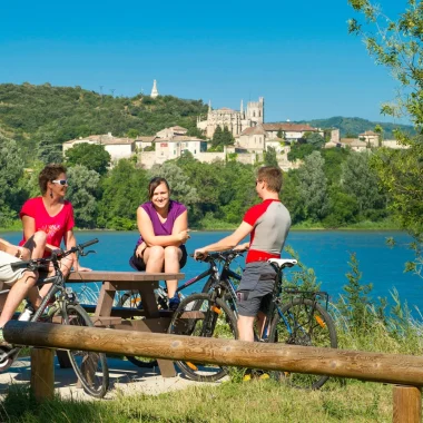 Amis faisant une pause près de la ViaRhôna, au niveau de Viviers, en été
