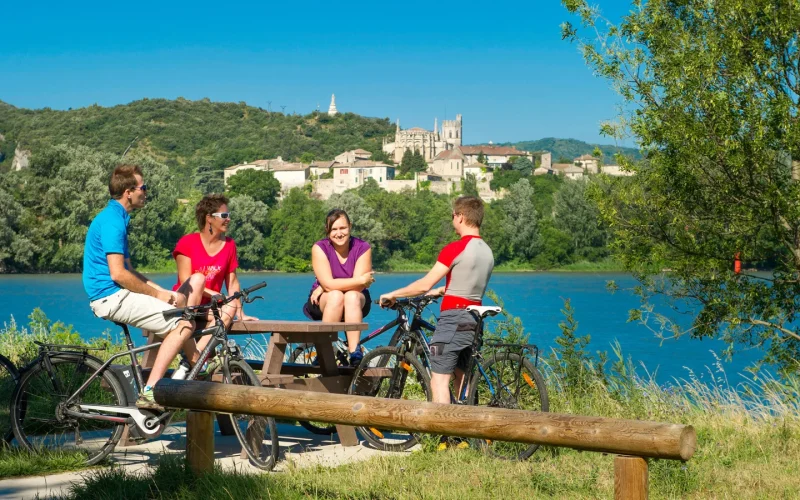 Amis faisant une pause près de la ViaRhôna, au niveau de Viviers, en été