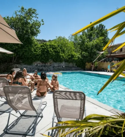 Groupe d'amis au bord de la piscine du gîte 