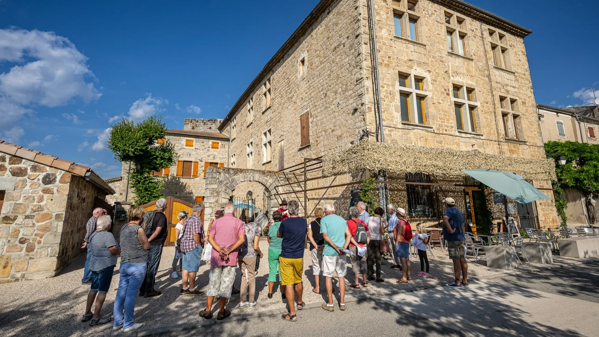 Groupe au village de caractère de Vinezac en été