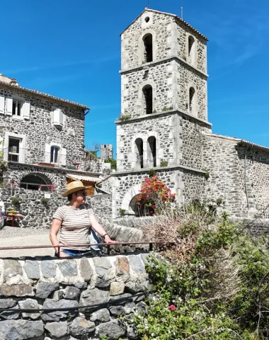Femme visitant le village de caractère de Saint-Laurent-Sous-Coiron au printemps